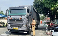 CSGT TP.HCM phạt 300 triệu đồng chủ xe và tài xế 2 ô tô quá tải đường