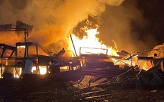 Phú Quốc: Cháy nhà kho, lực lượng chữa cháy căng mình chống lan sang rừng phòng hộ