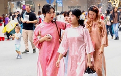 'Biển người' đổ về hồ Gươm ngày đầu tiên năm 2026