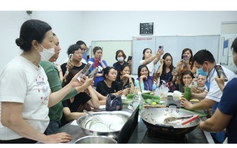 Các lớp học nấu món tết đắt sô, học viên đứng kín chỗ