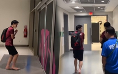 Kiểm tra doping sau trận thắng U.23 Kyrgyzstan, Đình Bắc chân trần co ro vì lạnh