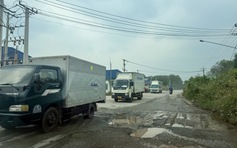 TP.HCM: Đường Vĩnh Lợi hư hỏng nặng, bao giờ mới được sửa?