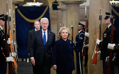 Vợ chồng nhà Clinton từ chối điều trần vụ Epstein