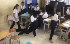 Công an vào cuộc vụ 6 nữ sinh hành hung bạn trong lớp học