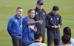 HLV Mai Đức Chung trở lại sân tập cùng đội tuyển nữ Việt Nam: 'Tôi vẫn khát vọng cống hiến'