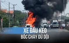 Cận cảnh xe đầu kéo bốc cháy dữ dội, tài xế thoát ra ngoài