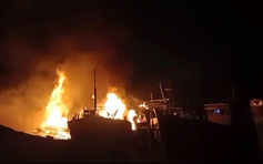 Quảng Ngãi: Cháy 4 tàu cá khi đang neo đậu trên sông Trà Bồng