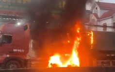 Đồng Tháp: Xe đầu kéo bốc cháy dữ dội trên quốc lộ 1