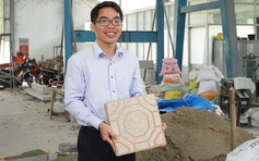 Phó giáo sư trẻ làm gạch lát vỉa hè từ tro xỉ rác
