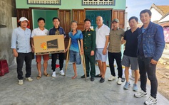 Huyền thoại bóng đá tranh tài PickFootball, tặng TV bà con bị ảnh hưởng bão lũ tại Khánh Hòa