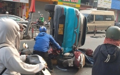 Taxi lật trên đường Hoàng Văn Thụ, người dân hỗ trợ giải cứu nạn nhân