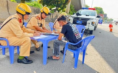 Trích xuất camera buồng lái, CSGT phạt 5 triệu đồng tài xế dùng điện thoại khi lái xe