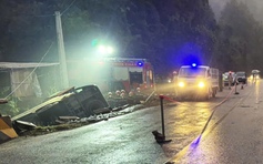 Xe khách chở 18 người lao xuống cống ở Sơn La, 3 người chết