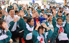 Học sinh khó khăn vùng núi Khánh Hòa nhận quà tết sớm