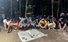 Bắt quả tang 28 người đánh bạc ở khu đất trống, do 'Vủ buôn' tổ chức