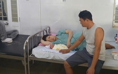 Người chồng đỡ đẻ cho vợ trên taxi