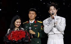 Đức Phúc giúp cặp đôi cầu hôn trên sân khấu, tặng nhẫn hơn 100 triệu đồng