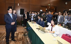 Thủ tướng thăm, động viên phóng viên tác nghiệp tại Đại hội XIV