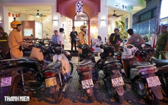 Đỗ xe máy trên vỉa hè: Công an phạt cả chủ bãi xe lẫn người gửi