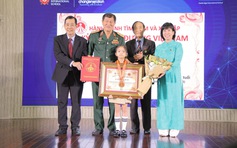 Anh hùng Phạm Tuân trao kỷ lục cho học sinh 7 tuổi xuất bản truyện tranh