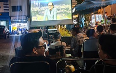 Vừa tan làm đã sẵn sàng đi cổ vũ cho U.23 Việt Nam