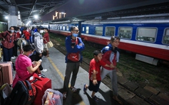 Vé tàu tết 'nóng hầm hập' không kém gì vé máy bay