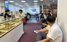 Người mua bạc xếp hàng chờ, có nơi đăng ký 6 tháng sau mới nhận hàng