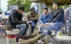 Người Hà Nội co ro giữa tiết trời lạnh buốt