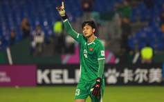 Cao Văn Bình là cầu thủ hay nhất trận, tiết lộ bí kíp bắt 11 m: ‘Tôi nhìn vào mắt đối thủ…’