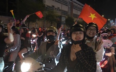 Người hâm mộ TP.HCM xuống đường ‘đi bão’ mừng U.23 Việt Nam giành HCĐ châu Á