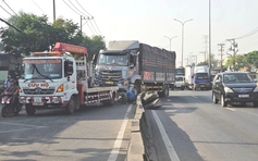 Xe tải tông dải phân cách đường Lê Đức Anh, giao thông cửa ngõ TP.HCM ùn ứ