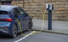 Thí điểm đỗ xe điện miễn phí trong thành phố, quy định mới gây tranh cãi