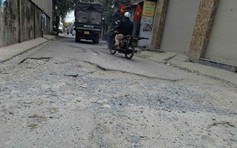 Đường hỏng, đi lại khó khăn