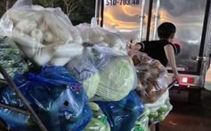 Trắng đêm mưu sinh ở chợ đầu mối Bình Điền