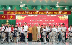 Tặng quà tết và xe đạp cho học sinh hiếu học ở xã Củ Chi