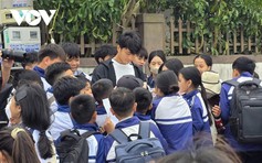 Thủ môn Cao Văn Bình trở về quê hương, người dân Nghệ An chào đón như người hùng