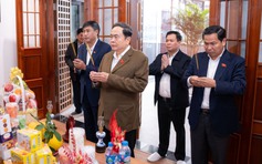 Chủ tịch Quốc hội thắp hương tưởng nhớ cố Tổng Bí thư Nguyễn Phú Trọng