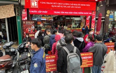 Bất chấp vàng, bạc tăng sốc, người dân ùn ùn đổ đi mua