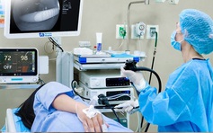 Một phút bất cẩn: Nuốt bàn chải khi tự khều thức ăn ở họng