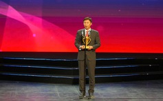 Hình ảnh Đình Bắc đội mũ cối cho HLV Kim Sang-sik được vinh danh, U.22 Việt Nam thắng lớn