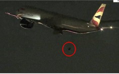 Máy bay rớt bánh lúc cất cánh