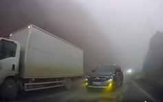 Tài xế ô tô biển xanh vượt xe tại đường đèo dốc suýt gây tai nạn