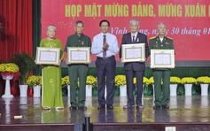 Vĩnh Long trao tặng 1.086 Huy hiệu Đảng cho đảng viên cao niên