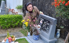 Tảo mộ cận tết, người phụ nữ bật khóc nhớ về chồng đã khuất