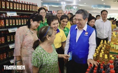 Sắm tết ở siêu thị mini 0 đồng, TP.HCM: Mấy chục năm mới mua sắm kiểu này