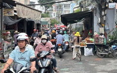 Buôn bán lấn chiếm đường, gây kẹt xe