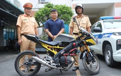 CSGT TP.HCM mời làm việc nam thanh niên chạy mô tô buông 2 tay nghe điện thoại