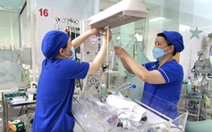 Bác sĩ TP.HCM cứu sống ngoạn mục bé trai Hàn Quốc sinh non nặng 1,2 kg