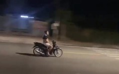 Buông 2 tay khi điều khiển, nam thanh niên bị CSGT tịch thu xe máy