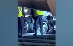 Máy bay chở 221 hành khách nổ 8 bánh khi hạ cánh tại Mỹ